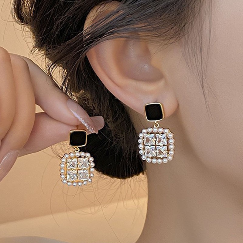 Vintage Fashion Trends 2026 - Orecchini pendenti quadrati con perle in