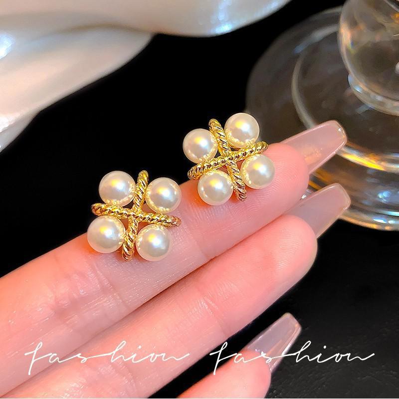 Vintage Fashion Trends 2026 - Orecchini a perla a croce in